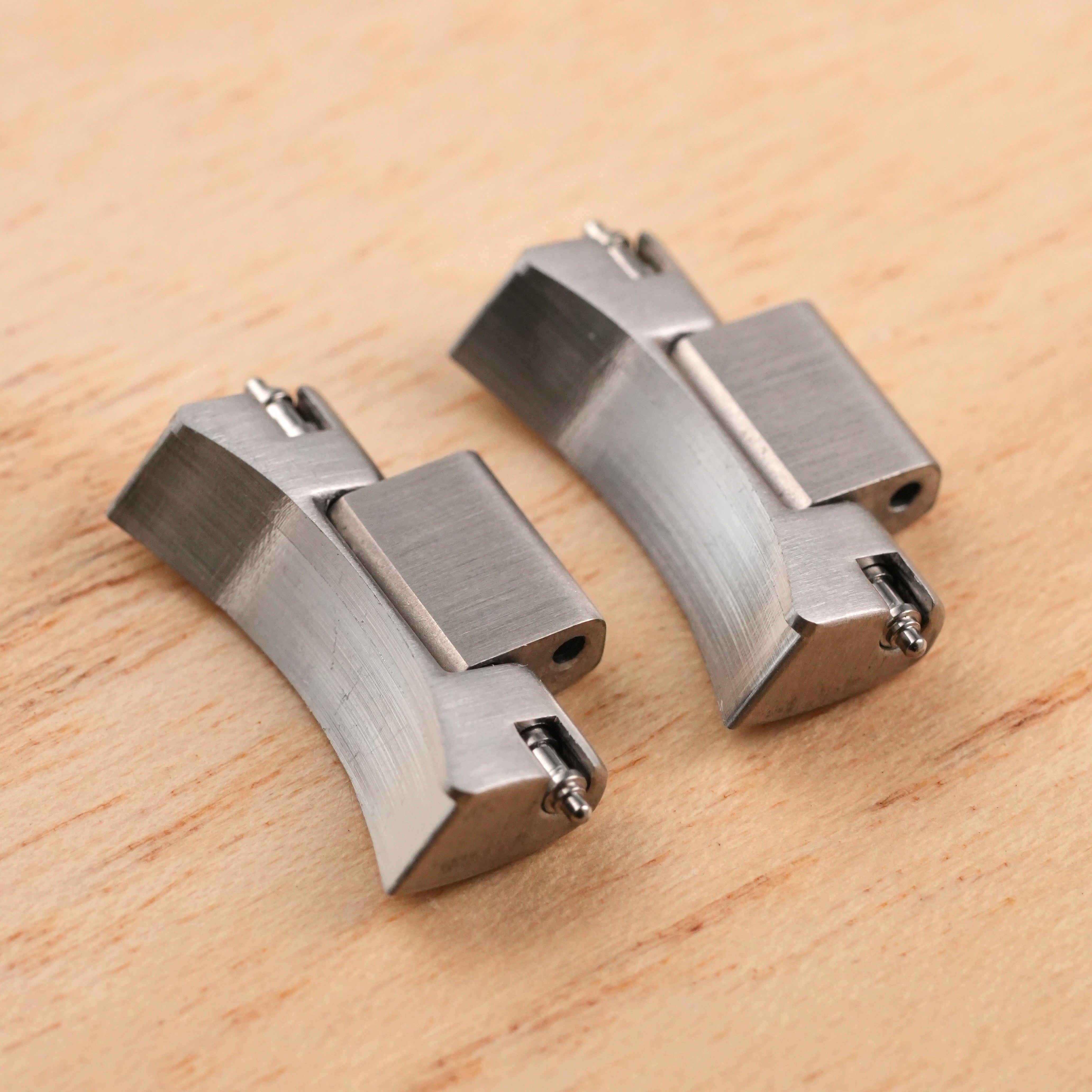 38MM Angular: Oyster Endlinks