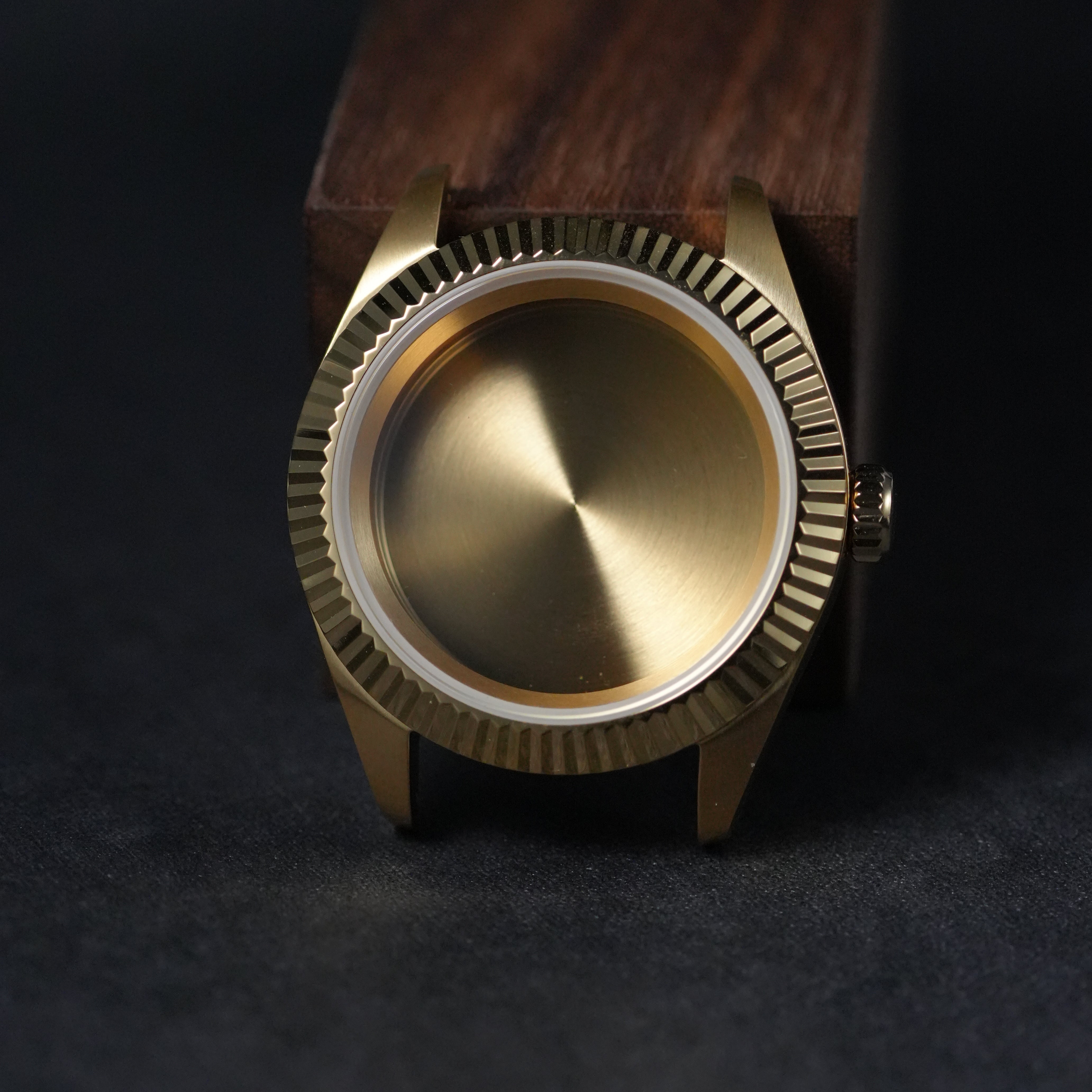 40MM Fluted: Brushed Gold with Flat Sapphire Case