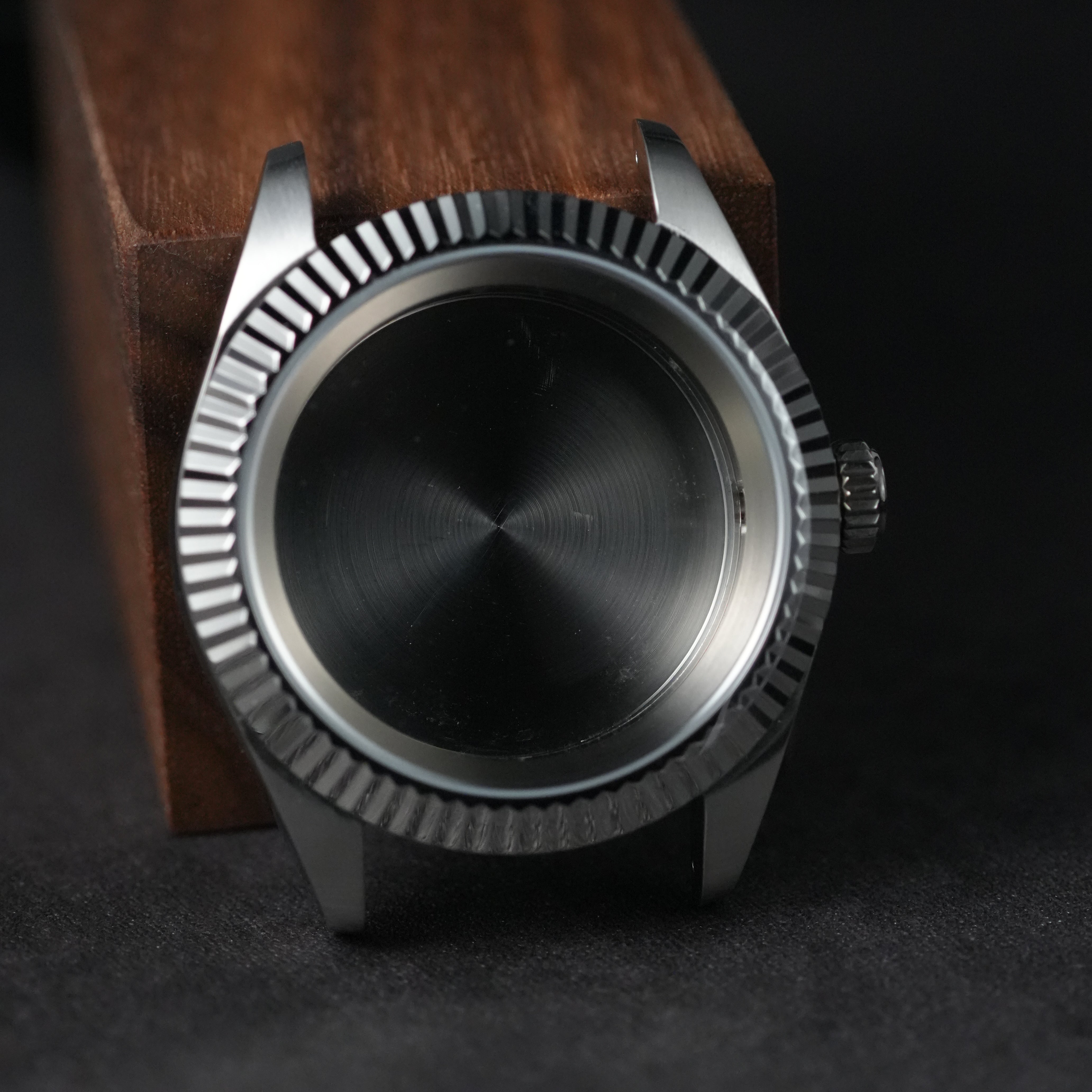 40MM Fluted: Brushed Silver with Flat Sapphire Case