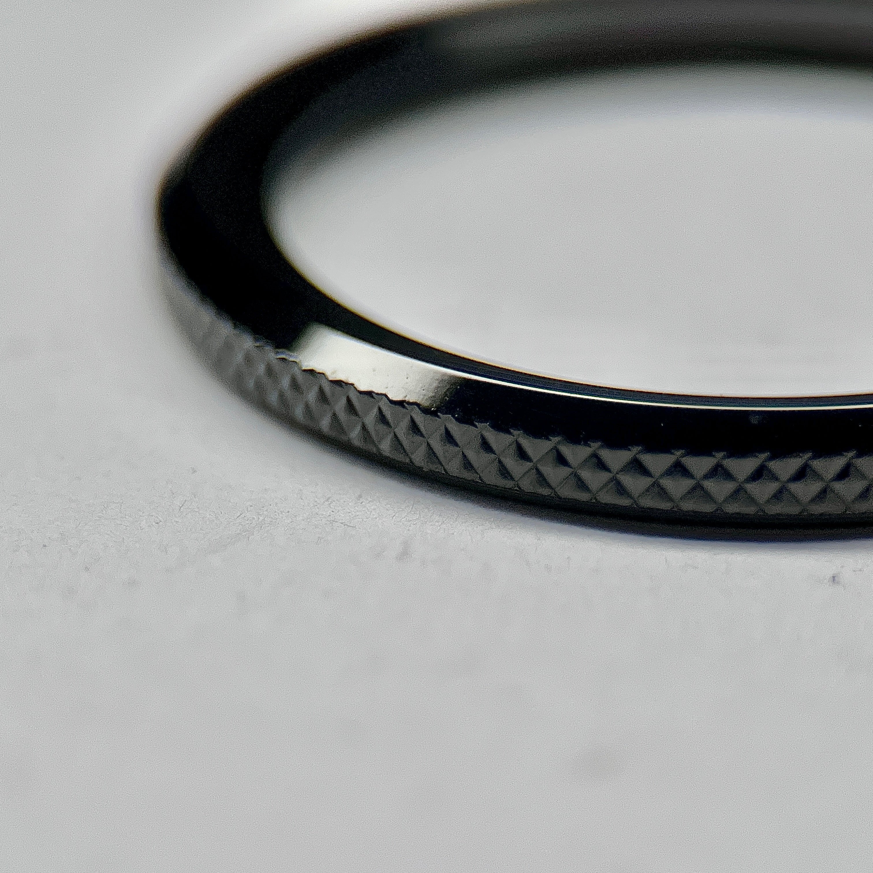 Knurled Bezel: Polished Black