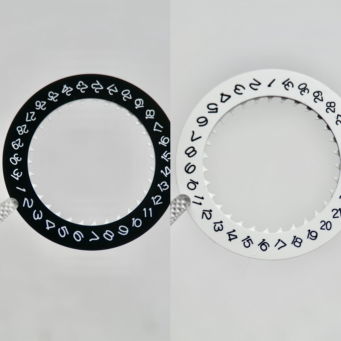 Black/White Date Wheel: 4.5 o’clock