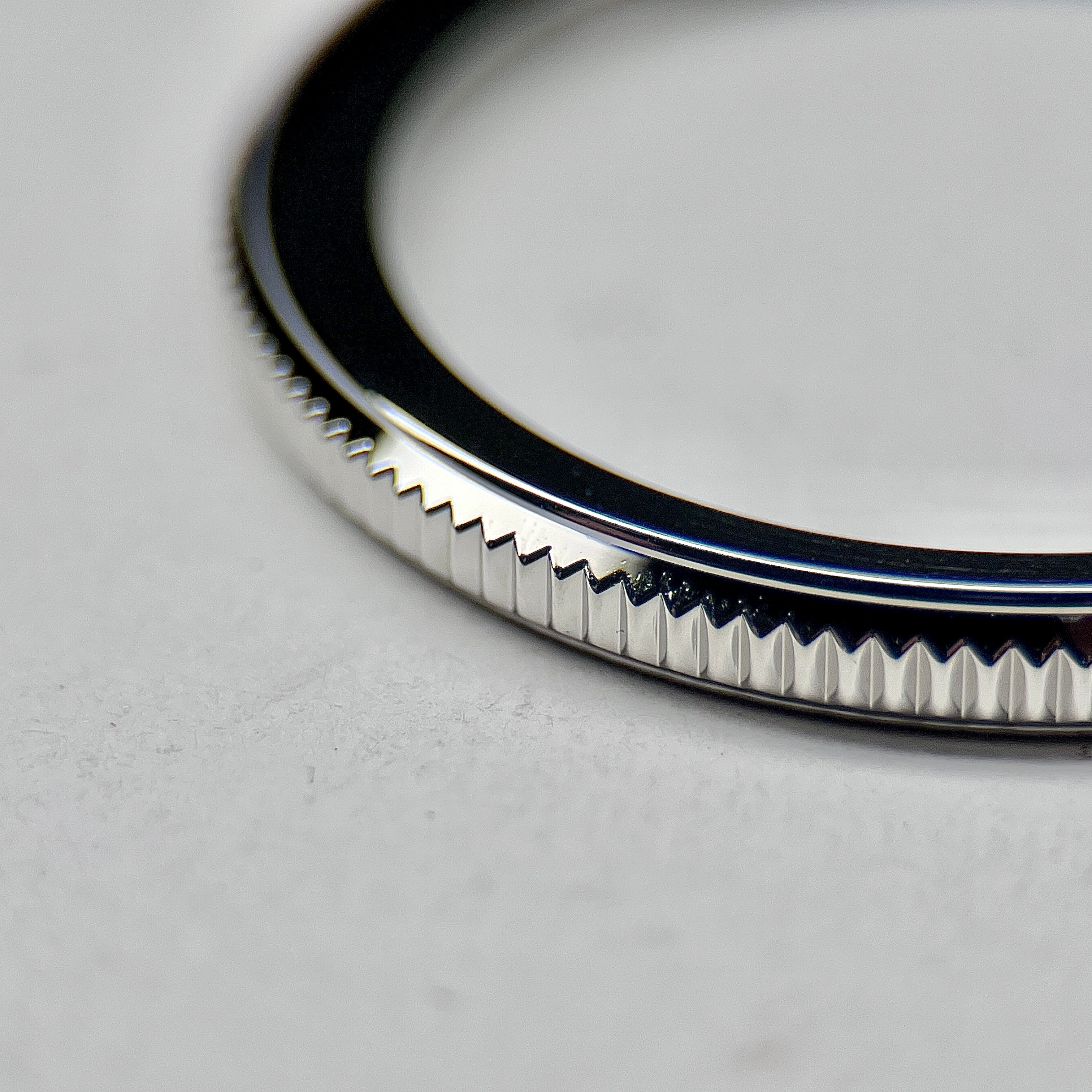 Coin Edge Bezel: Polished Silver