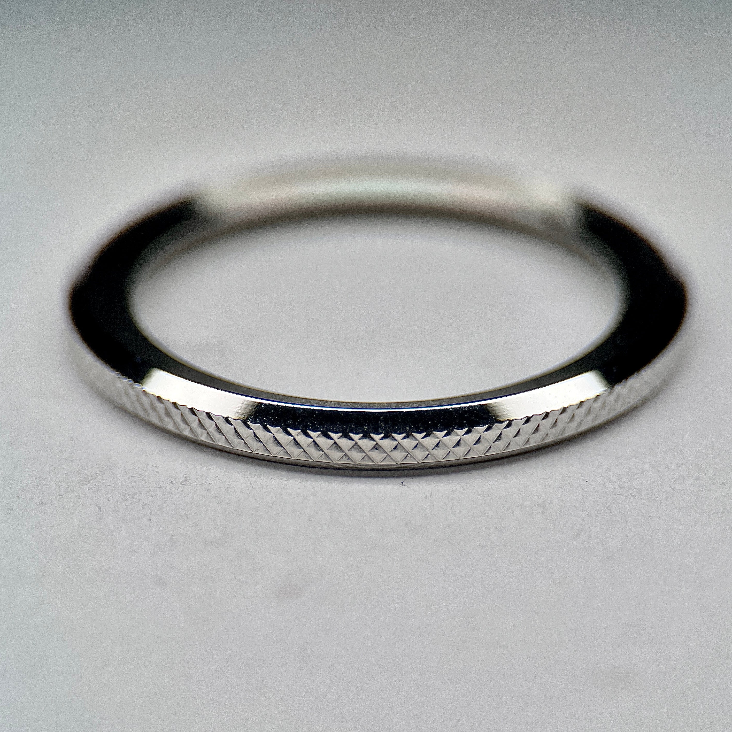 Knurled Bezel: Polished Silver