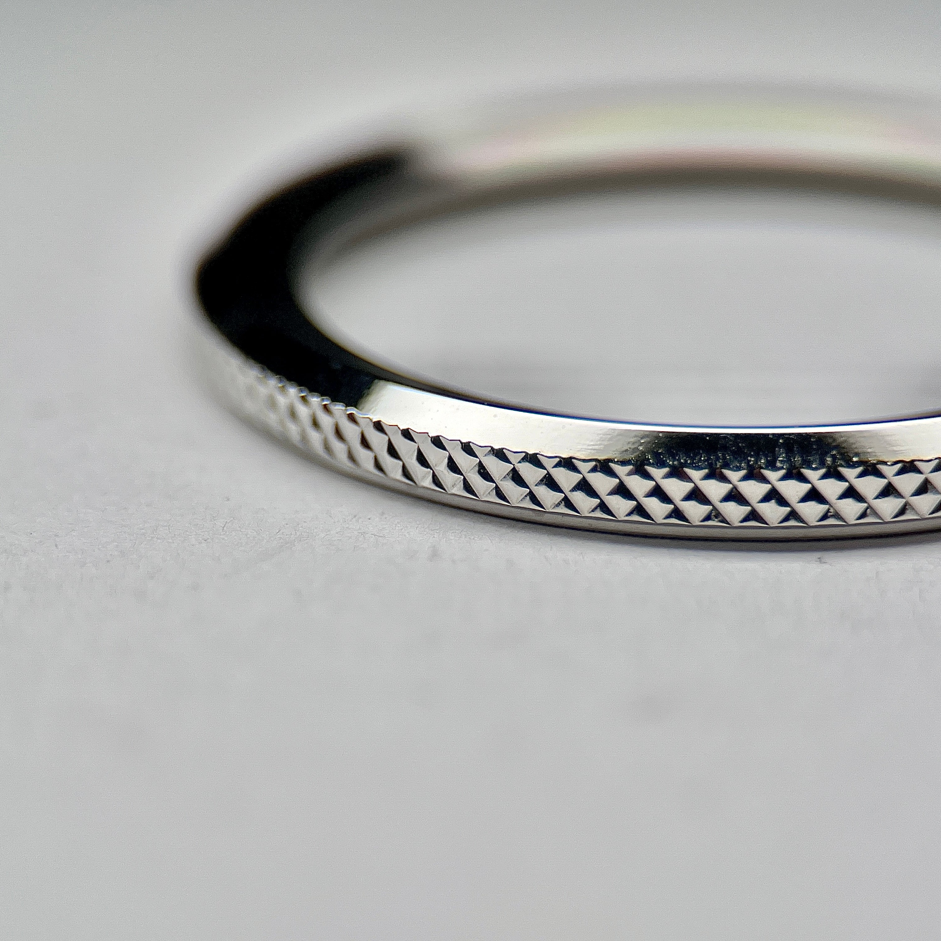 Knurled Bezel: Polished Silver