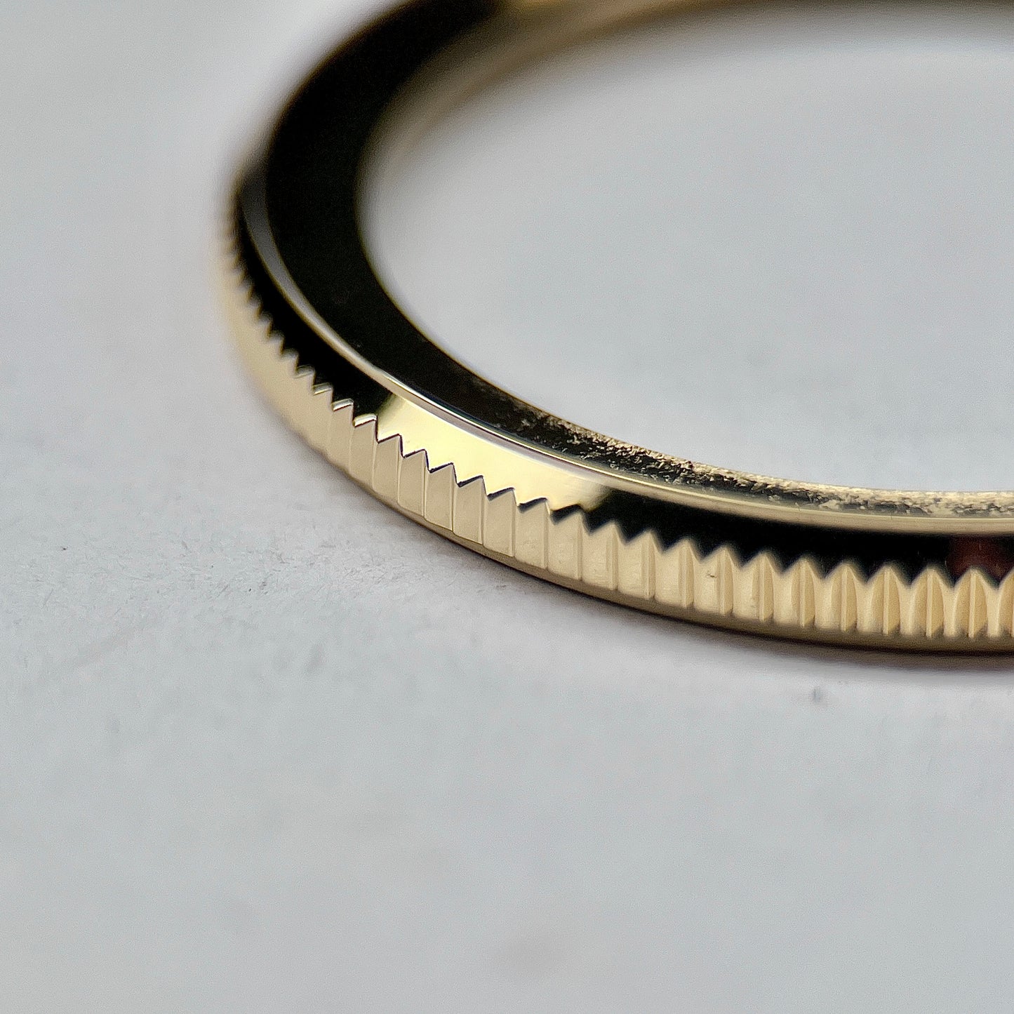 Coin Edge Bezel: Polished Gold