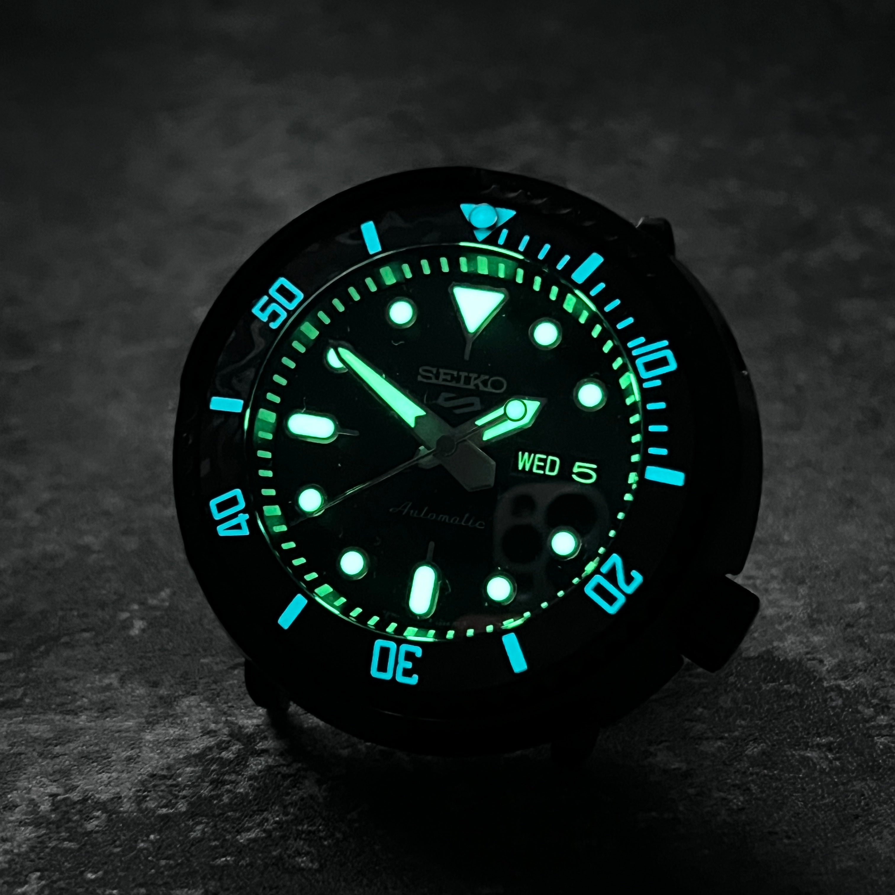 SKX007/SRPD Carbon Fiber: Grey in White Luminous Markers