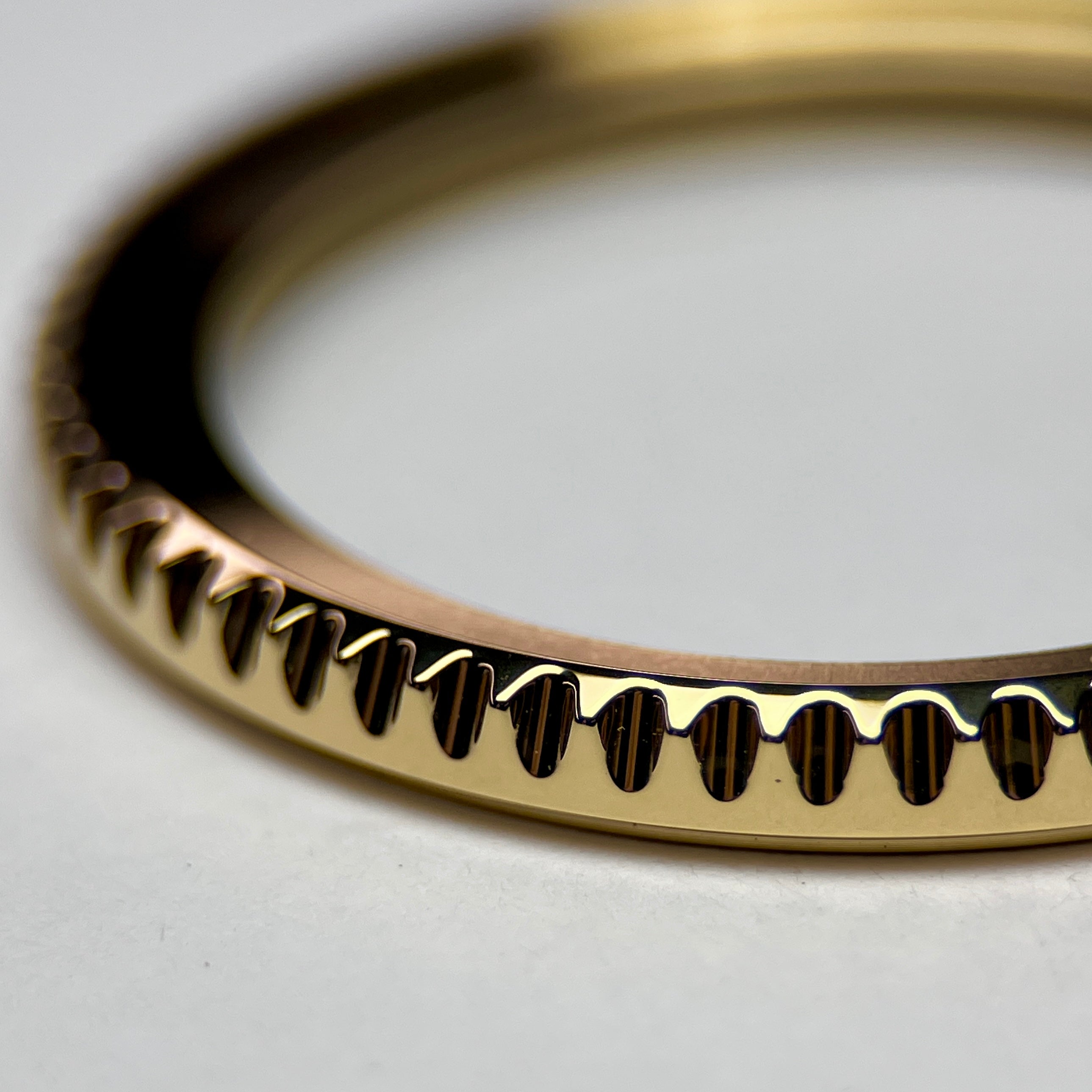 Sub Bezel: Polished Gold