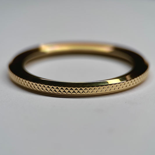 Knurled Bezel: Polished Gold