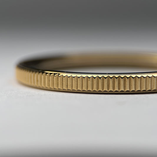 Coin Edge Bezel: Polished Gold Finish